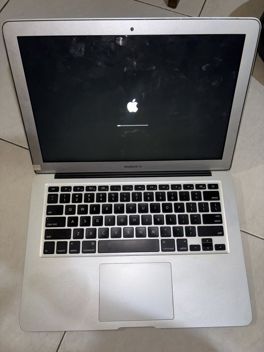 blytheaashi's tweet photo. WTS MACBOOK AIR 2017 kondisi layar no kendala no issue memori 8/256GB 2,5JUTA #wts #macbook #zonauangㅤ https://t.co/3wBWzFAVqT