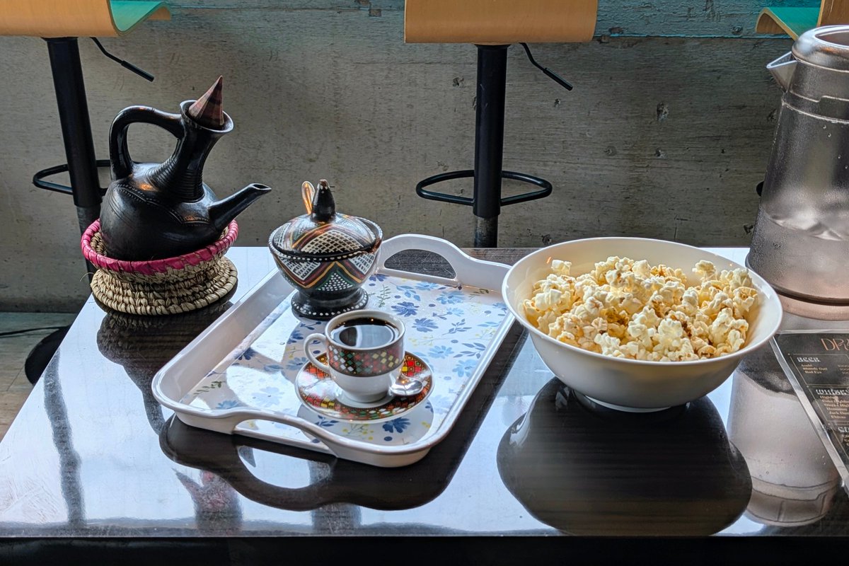 nienie_ea's tweet photo. これを見てKera Tokyoに早速行ってみた。1人分のランチメニューだとこんな感じ（全部セット）。
全部想定の倍くらいの量がある。 https://t.co/fYUQzctJuC