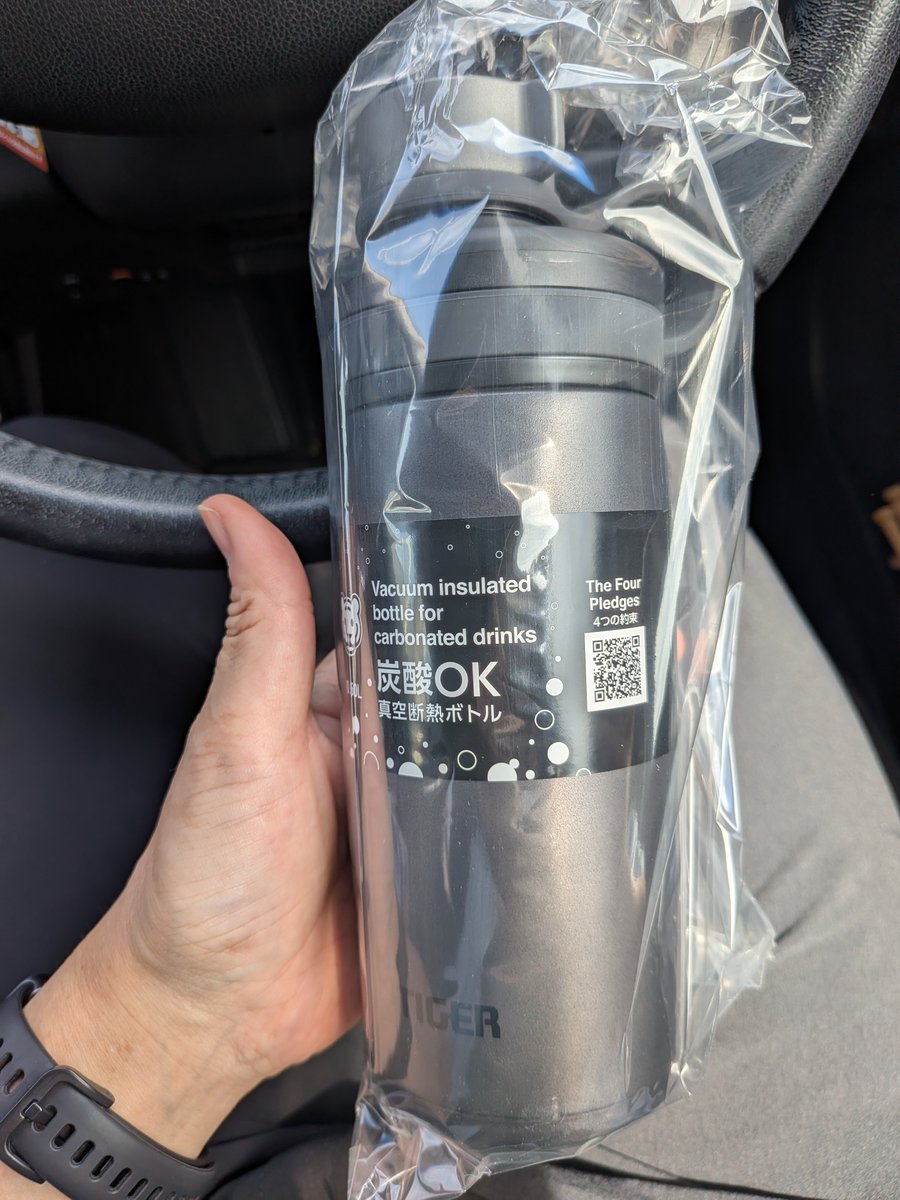 Mogukas's tweet photo. 炭酸・アルコール飲料OKってボップにひかれて買ってしまった。
これで黄色いシュワシュワした液体をシレッと摂取することが出来ますね😊 https://t.co/Rd8LMt4ZfJ