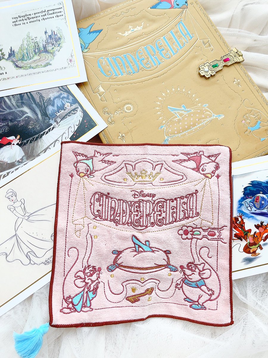 maisondelune_7's tweet photo. クラシック姫作品のオープニング本シリーズ大好きなので、ハンカチも当然3作品分買った✌🏻 https://t.co/yRAA1yIh7w