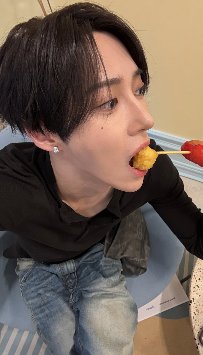 swirihao's tweet photo. 밥먹고 파이팅
먹는 모습도 이쁨💕 https://t.co/9S4RqFdvJ5
