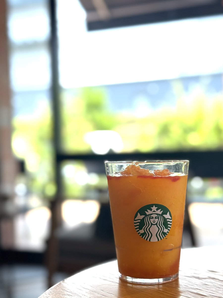 liebejudith's tweet photo. ぎゅぎゅっとオレンジ＆マンゴーフラペチーノ。
夏のスポーツとの相性ばつぐんですね！
#starbucks https://t.co/QVGl7z1aI7