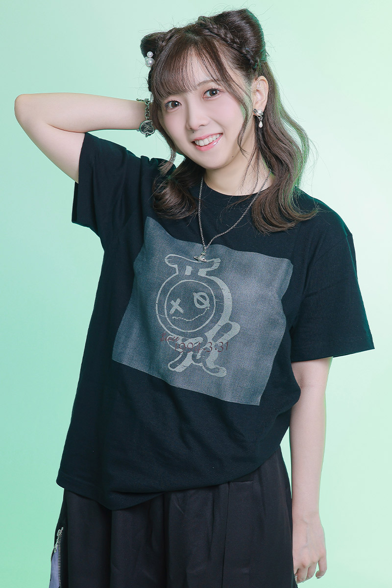 gekirock_shop's tweet photo. 西尾夕香×NieR×ゲキクロコラボ・コラボ - にしおくんTシャツ
https://t.co/Zt0JLbIe99

西尾夕香のマスコット・キャラクターにしおくんにブランドおなじみの顔がついたデザイン。
モノトーンのデザインをメインに本人の誕生日をいれファン・アイテムながらデイリー・ユースしやすいアイテム。

#西尾夕香 @240y_k @NieR_tokyo