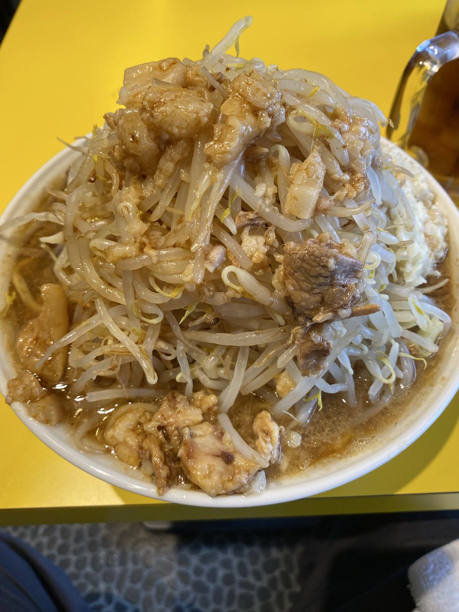 goregrind_men's tweet photo. 酒田 ラーメン雅
ラーメン大 1400円
コール全部

2時間並びました。
大豚マシにしようと思ったら追加豚は無かった。
想像以上の非乳化でカエシがギッと決まっておりエッジも立っている。
卓上の乾燥唐辛子の粗刻みを入れると更に鋭くなり最高。
アブラはカス入りで満足度高。 https://t.co/MnYq3zAFCQ