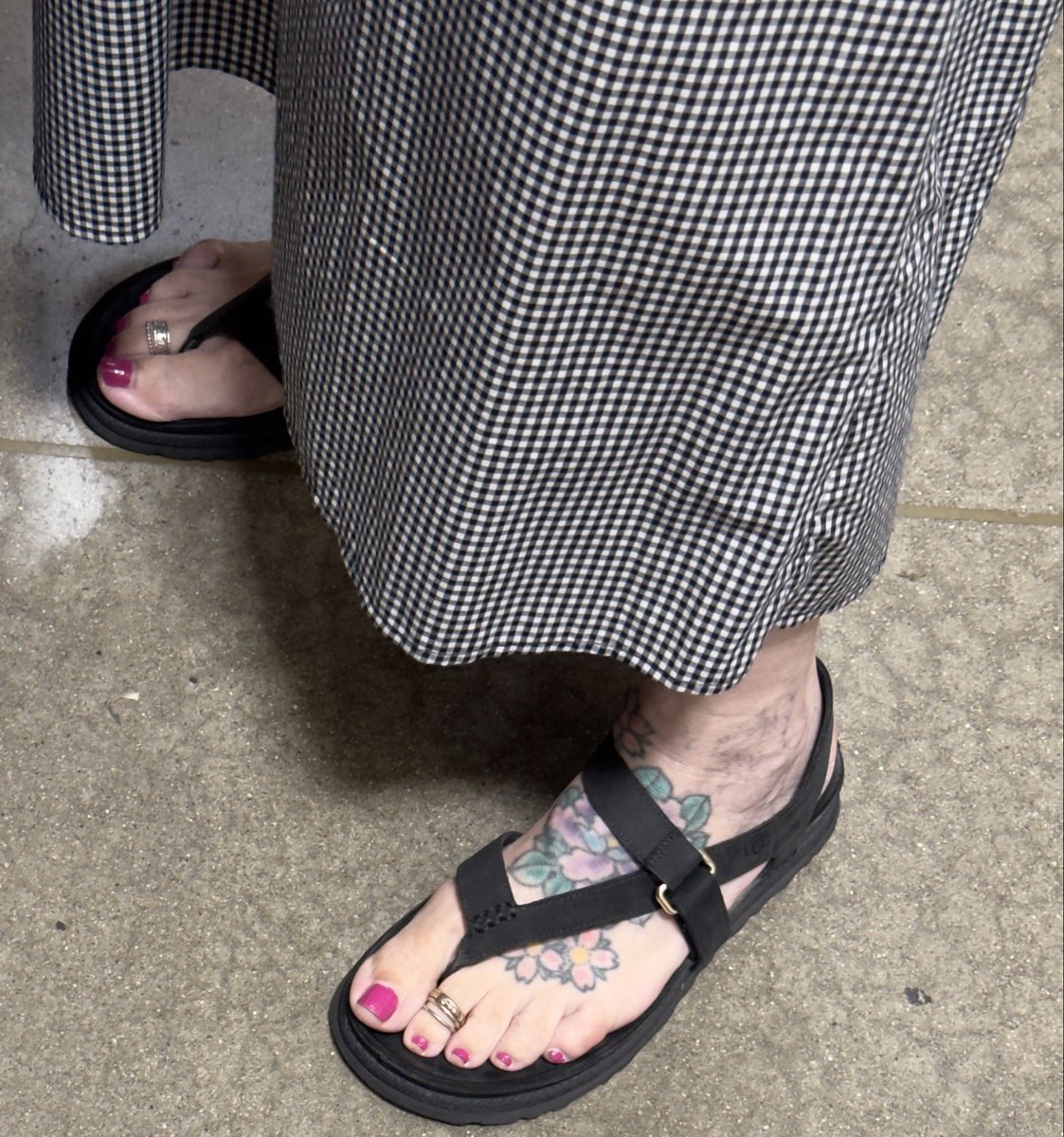FeetEncounter's tweet photo. She came in for some instacart order and she ended up having her feet asked about. Couldn’t help looking at her toe rings. So close to asking for her number that day 
 
Older lady size 7.5

#candidfeet #candid #publicfeet #publictoes #toerings #candidtoes https://t.co/ecPiCwC8jw