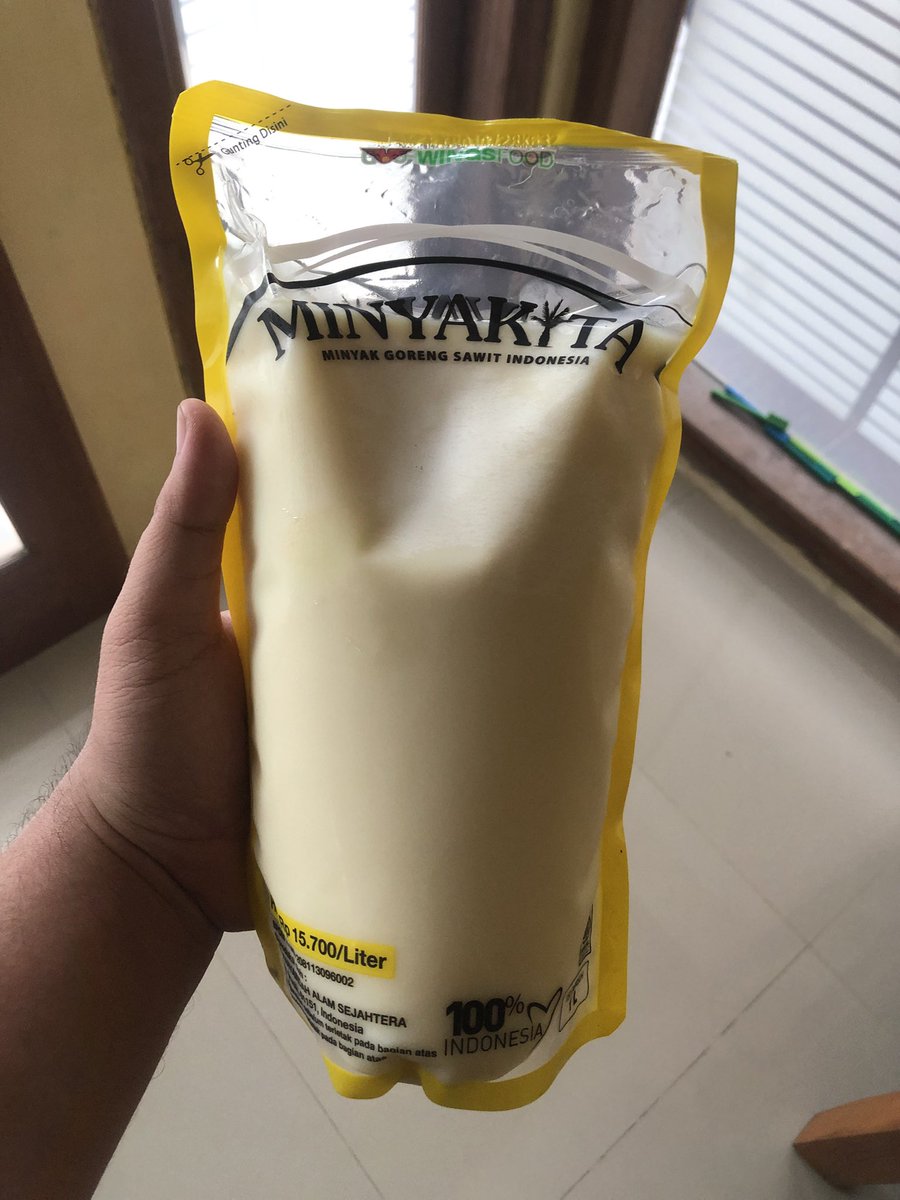 IrulFajarx's tweet photo. Ya Allah, minyak goreng yang aku beli jadi beku gini 😭

Kemarin sempat lupa, baru beli minyak goreng terus langsung dimasukin ke dalam kulkas. Paginya pas buka kulkas kaget wee😦 … malah jadi begini.

Gimana caranya biar bisa dipake lagi? https://t.co/uQdQiUe1a3