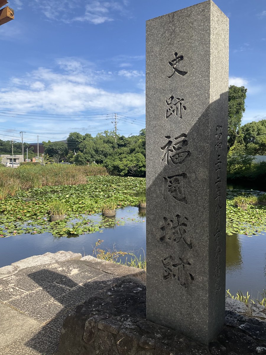 melon_cherry's tweet photo. 今回の旅も、城巡りを。小倉城と福岡城。福岡城は、堀の蓮が暑さを和らげる。#小倉城　#福岡城　#蓮 https://t.co/JczDVBYNx6