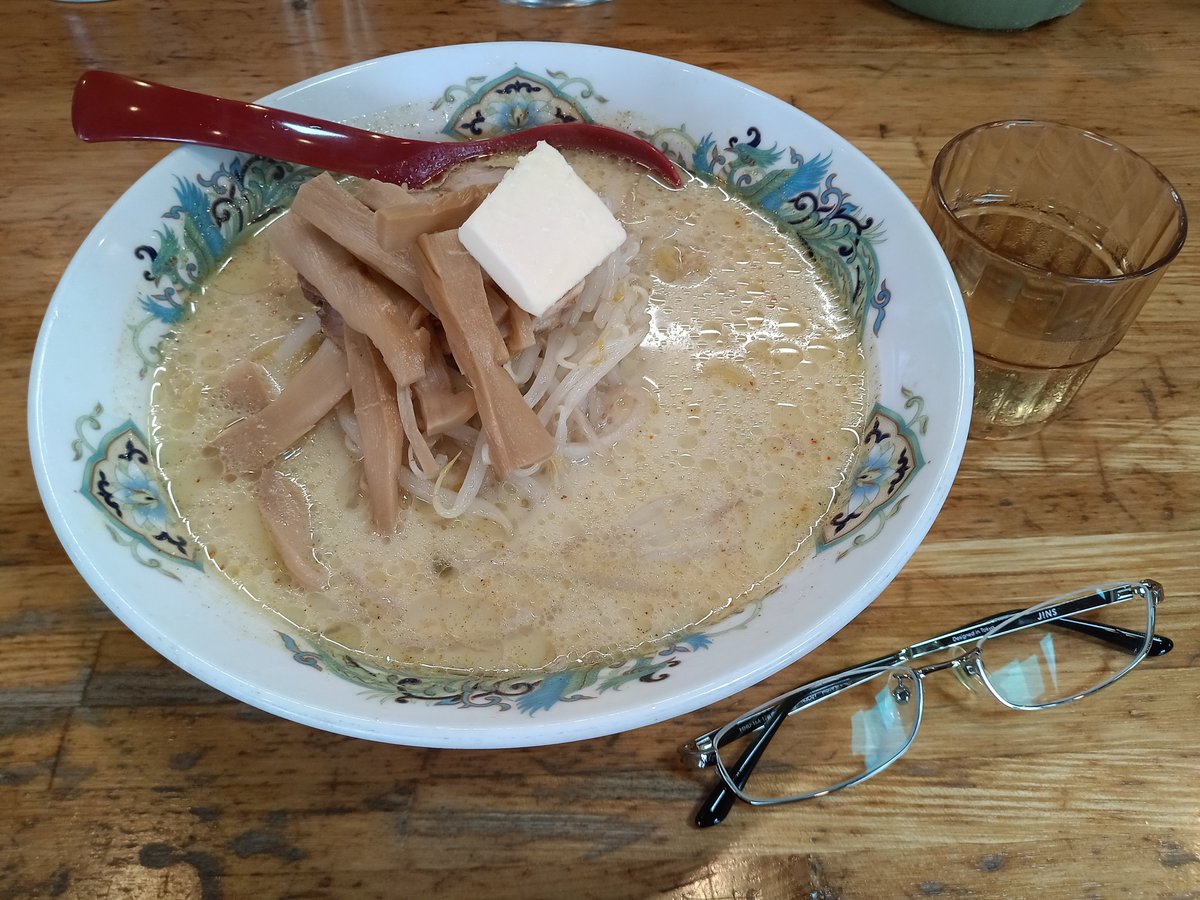 shavedhead_no1's tweet photo. 札幌館にて、味噌カレー牛乳ラーメン1160円。人生初の青森上陸、市民が愛して止まないというソウルフードを早速堪能。白味噌とカレーの絶妙なバランス感をマイルドに纏め上げる牛乳。しっかりコシのある中太縮れ麺。明日のねぶた祭り参加に向け燃料補給完了。 https://t.co/kRdf29rpGJ