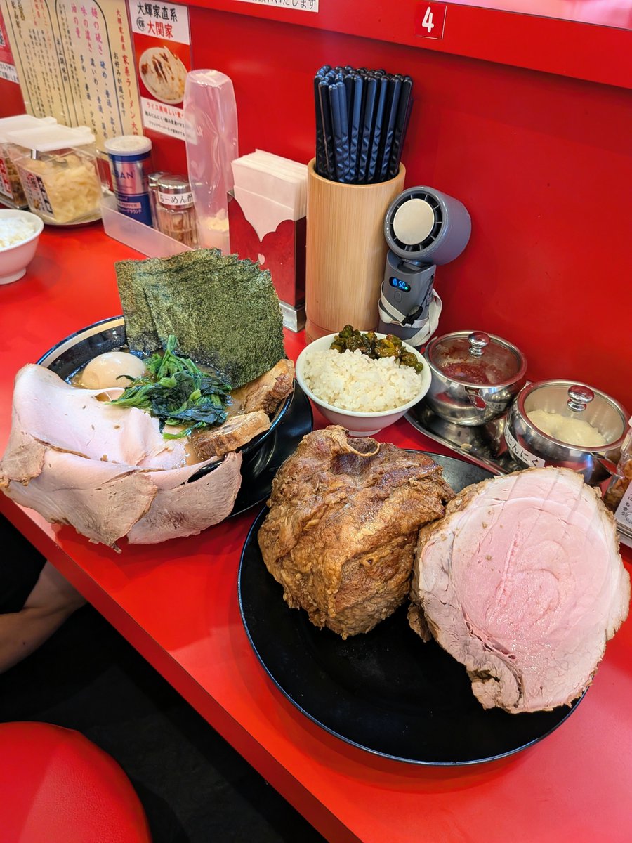 dekamoriramen's tweet photo. 3000円でこの肉塊が食べられる家系ラーメン店

大関家 https://t.co/uT1pmLT8qm