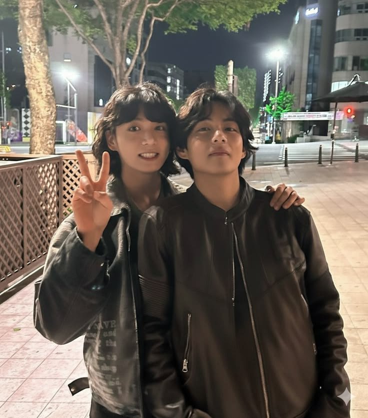 nochu_kookie_26's tweet photo. #taekookau | Donde un pequeño 🐯 no quería compartir a su lindo 🐰 con nadie más. 

"- ¡No! ¡Kookie es mío!"

O donde un Kim Taehyung universitario no soportaba las miradas que le lanzaban a lo que era suyo.

"- Si lo vuelvo a ver cerca de ti le voy a romper toda la cara" https://t.co/bEnH5jTQ4B