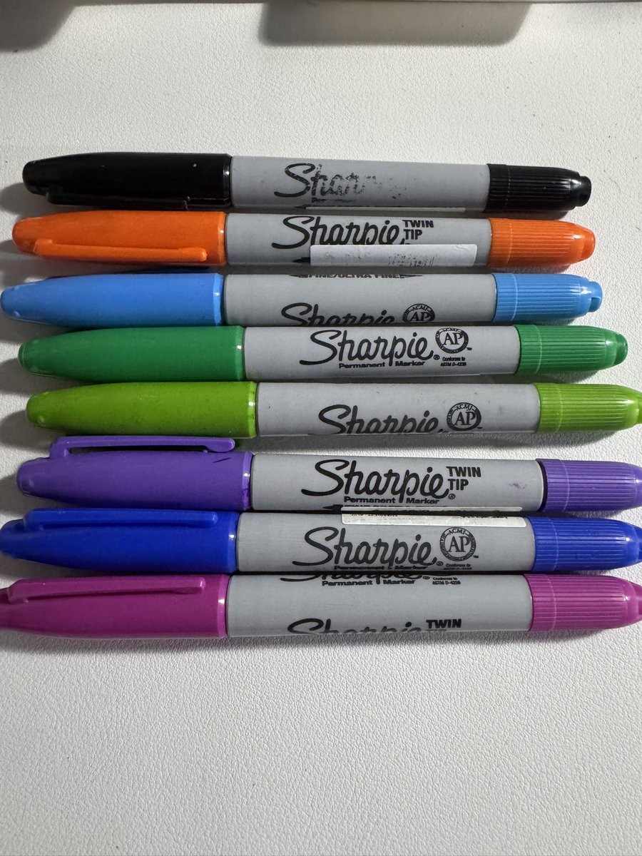 im_rrainbow's tweet photo. สงสัยจะได้ซื้อปากกาเพิ่มเพราะปกติใช้รุ่นที่เป็นหัวปากกาสองฝั่ง แล้วใช้บ่อยมากสังเกตจากความจางบนแท่งสีดำ55555
#พกปากกาชาร์ปี้เพราะทุกที่คือพื้นที่สร้างสรรค์
#SharpieThailand #SharpieTheWorldIsYourCanvas
#SharpieCreativeChallenge
#Gemini_NT #เจมีไนน์ https://t.co/UG5PqtS4h4