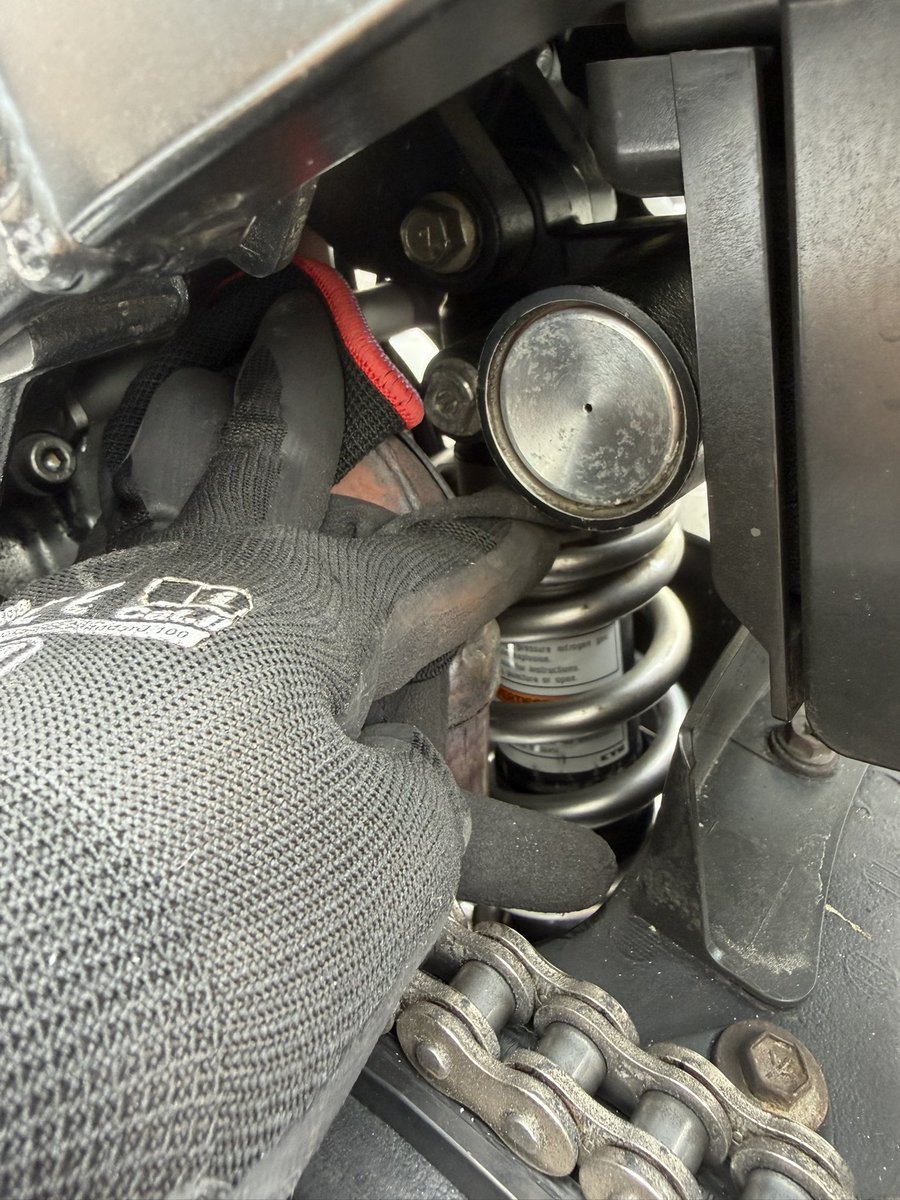 bbqtarooo's tweet photo. zx14rのリアショック
sv1000sにポン付けです https://t.co/bG589lUGpM