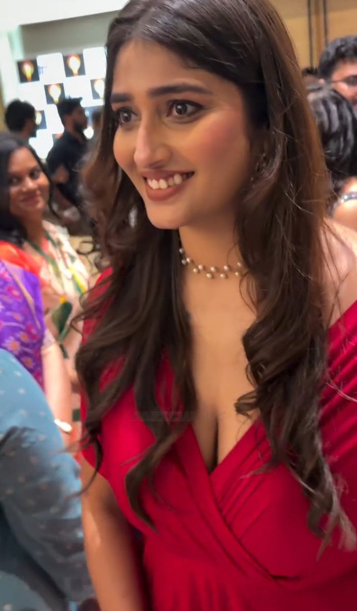 raokrish011's tweet photo. Abbaaaa priya kasi munda sallu mottam kindaki sagipoyayi kada ne 😋😋😋 
Enta kasi ga untave chances kosam enta manditho sallu piskichukunav 🥵🥵
Ha notlo Mogga petti kasi teera chikichi ne salla madya Mogga petti Rub chestu salla meda rasam karusta 💦💦💦 https://t.co/vQ1vAt5nRb