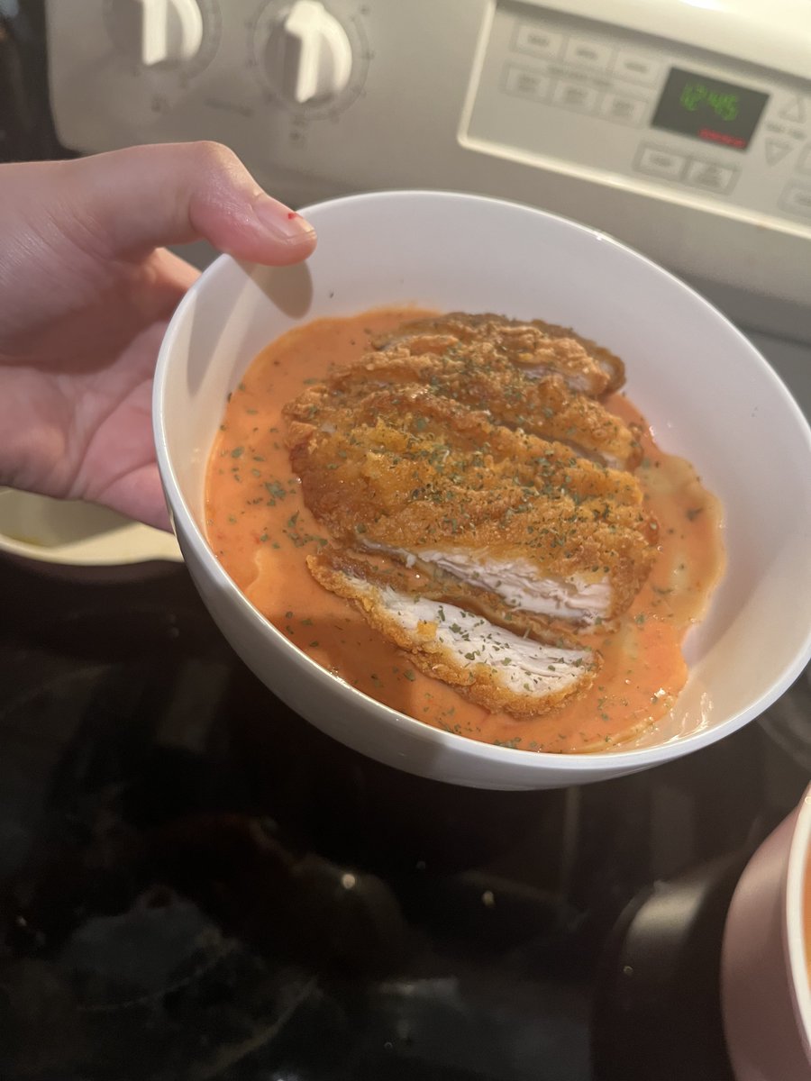 prettygirlyave's tweet photo. hope everyone ate something delicious today!! ♡ 

i’ve finally gotten my creativity back for meals. it smells so good 😋 https://t.co/TRRng6GpCs