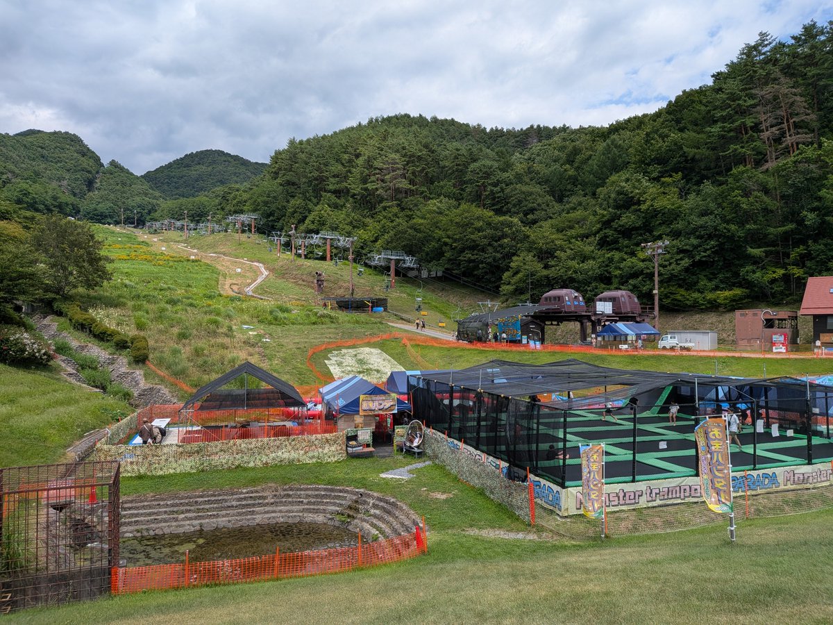 3C_DPT's tweet photo. 目的地まで1時間以上のゆとりを持って到着見込みだったので、ハイウェイオアシスにて休憩。

道中ずっと気温38℃とか表示されていたけれど、この高原は 30℃を切っている様子。

な、なんだこの空間��……。 https://t.co/smSeKt7qgp