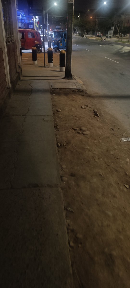 JorgeLCC22's tweet photo. @PluzEnergia hasta cuándo va a seguir la veredas y pista destruida de la Av. Alcazar cuadras 9 y 10 (lado impar)?? 

@IndecopiOficial @OSINERGMIN @MuniLima @rimac6144 https://t.co/O5OR1d15lU