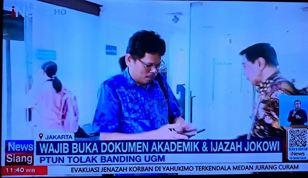 kafiradikalis's tweet photo. ...Barusan lihat berita di TV soal isu ijazah palsu Jokowi.

UGM kalah di PTUN.

Gila bener isu ini, dah bertahan 2 tahun.

Isu yg jadi pertarungan antara Hambalang vs Solo

Sementara Cikeas + Teuku Umar nonton aja dari pinggir lapangan... (``,) https://t.co/TlqCVMemBf