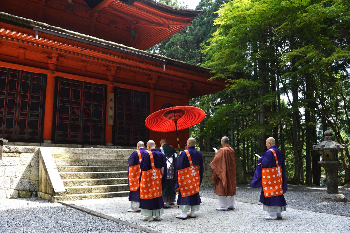 8月になりました。 本堂根本中堂にて国祷会を奉修し、 天台座主御名代
