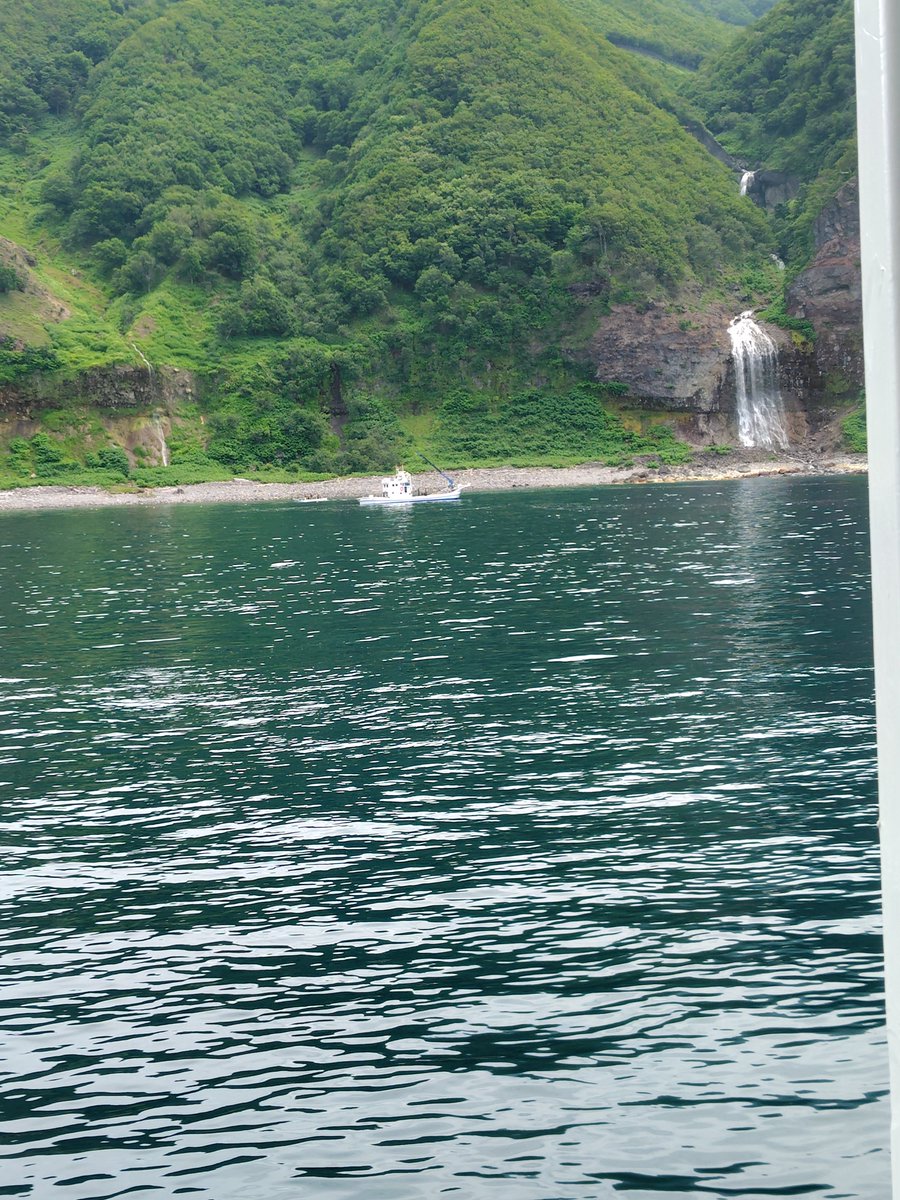 tosidan's tweet photo. 7月の旅行、四つ星ホテルに泊まるひがし北海道旅行4泊5日。
2日目、知床観光船　おーろら　で知床半島を眺めて知床岬までクルーズ。船長の船内放送でクマがいるそうだが、遠すぎて見えない。 https://t.co/C5GRqDbibQ