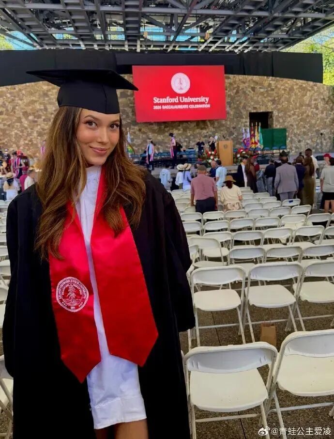 SuzanneP75569's tweet photo. Graduation check: cap u0026 gown on, diploma in sight, heart full of 4 years of chaos, laughs and wins  #ClassOf2024， https://t.co/vRXSCRnrrS