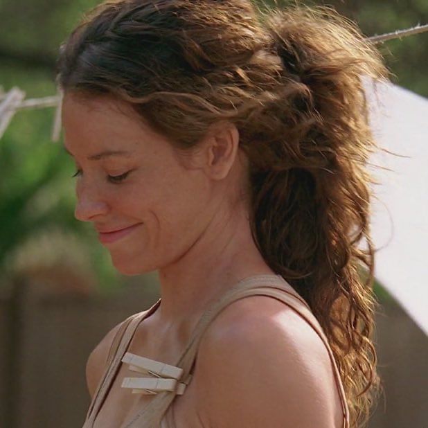 ivyjunebug's tweet photo. good night to my close personal friend, kate austen, fellow bisexual <3 https://t.co/sRQGh3UqC5