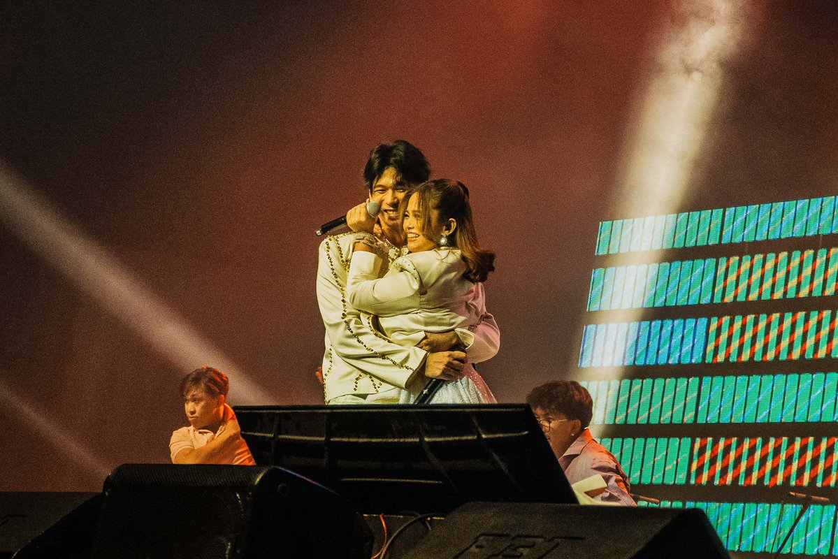 viva_records's tweet photo. It’s been a week since we got to see Wilbert Ross live on stage at New Frontier Theater! Ramdam niyo pa rin ba ang PCD? 🫣 

At dahil dyan, here are some of the highlights from WRten by Wilbert Ross concert! ✨

#WRTenByWilbertRoss https://t.co/e4uNeNpDww