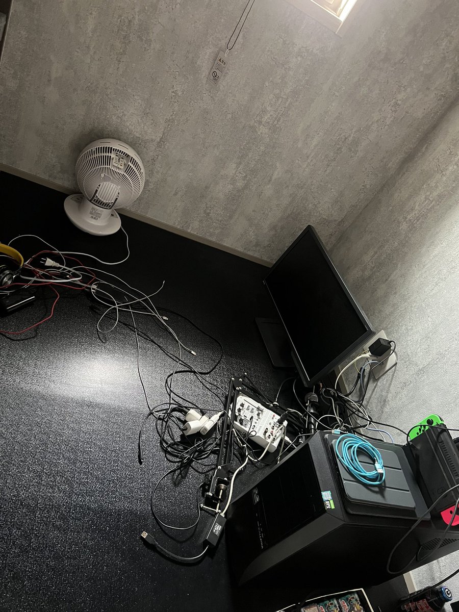 torokunsama's tweet photo. デスクとキーボードとマウス買い替えのため
手放したら俺の部屋ごちゃごちゃでゴミ https://t.co/JrBd4p6JEe