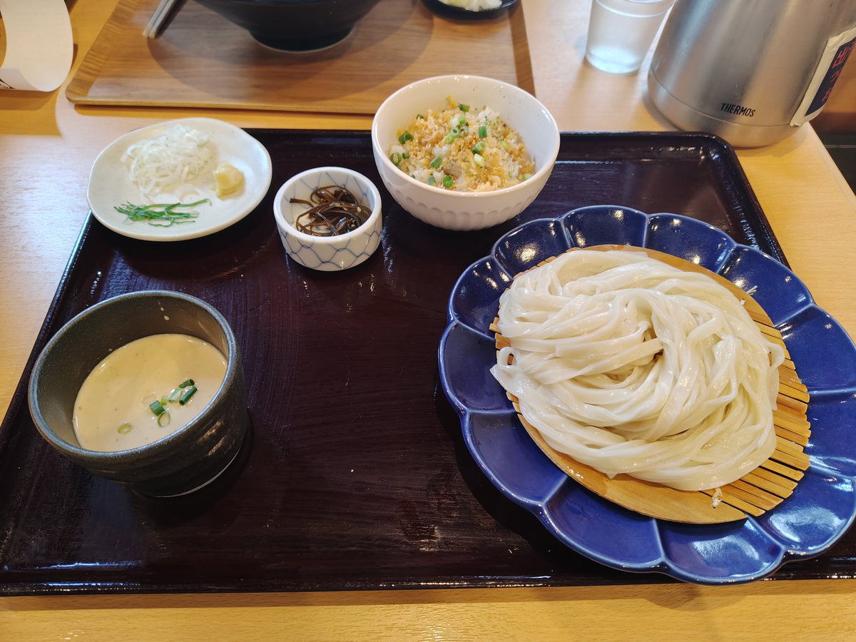 hachiyuke's tweet photo. 今日は末っ子と一緒に久しぶりに休みなので、銀行に行きがてら食事と買い物をしたら結構使ってしまった件😭
 #うさぎ  #DAISO  #ミスド https://t.co/GG8jWw4fCT