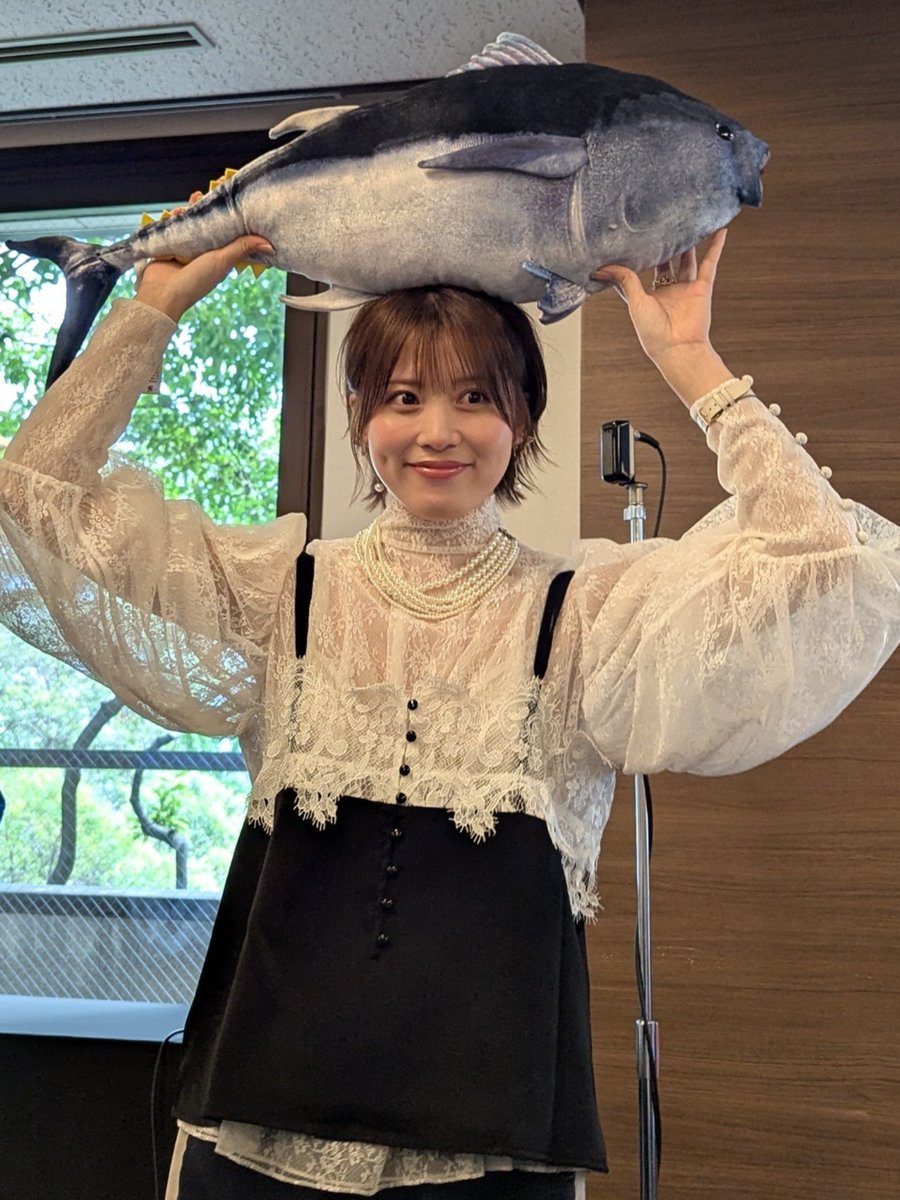roba_deni's tweet photo. 強運により並みいる岡部麟ちゃんファン猛者の皆様を差し置いて最前列＋大トロを頂いてしまいました…申し訳ねぇ…けど美味しかったし楽しかった……🐟️ https://t.co/iwosgENKqW