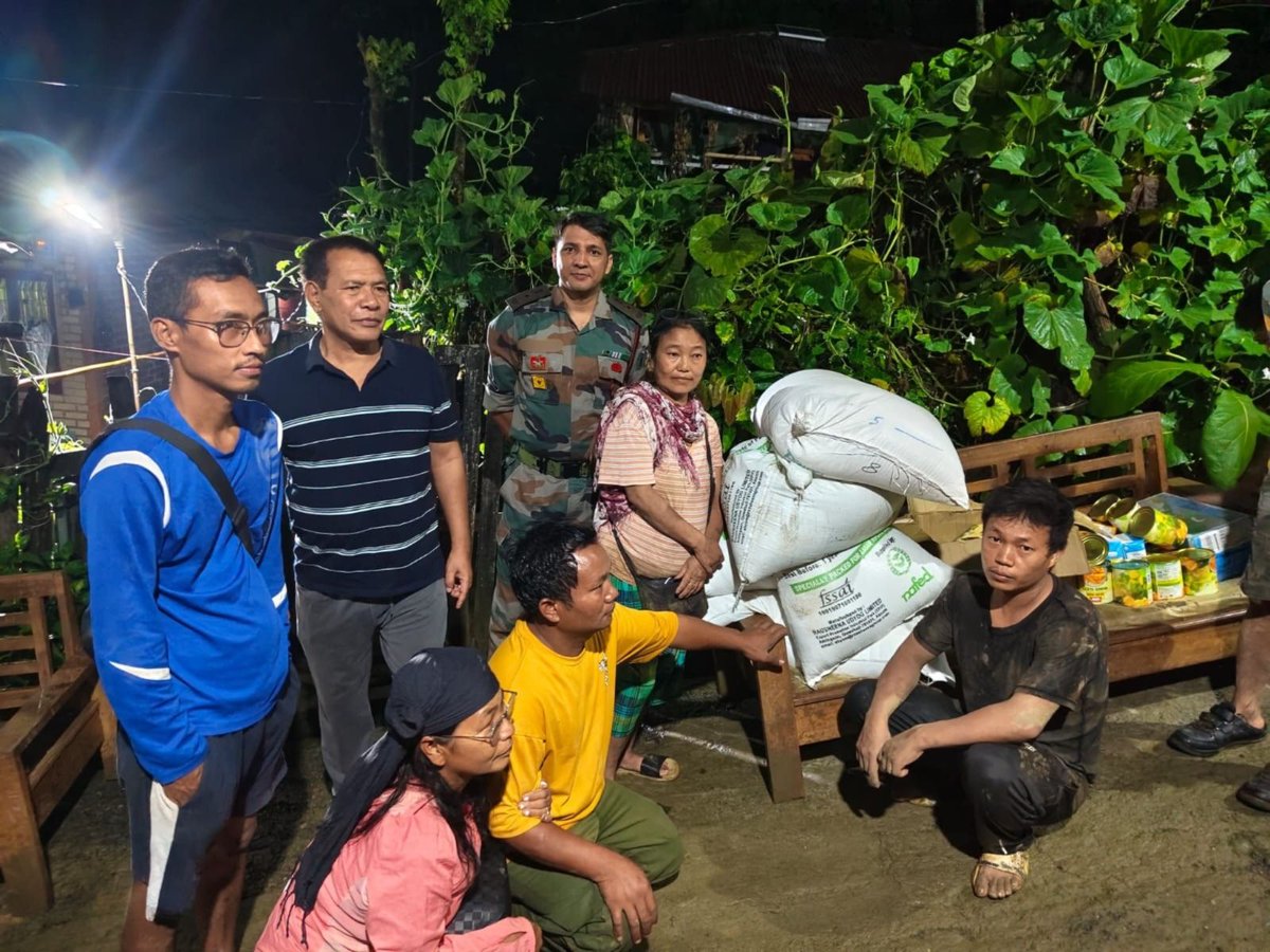Spearcorps's tweet photo. 𝗦𝘄𝗶𝗳𝘁 𝗛𝘂𝗺𝗮𝗻𝗶𝘁𝗮𝗿𝗶𝗮𝗻 𝗔𝘀𝘀𝗶𝘀𝘁𝗮𝗻𝗰𝗲: #𝗔𝘀𝘀𝗮𝗺𝗥𝗶𝗳𝗹𝗲𝘀 𝗘𝘅𝘁𝗲𝗻𝗱𝘀 𝗥𝗲𝗹𝗶𝗲𝗳 𝗶𝗻 𝗠𝗮𝗻𝗶𝗽𝘂𝗿

Demonstrating unwavering commitment to public safety, #AssamRifles under #SpearCorps responded swiftly to heavy downpour, providing vital relief assistance to affected families in Hingtam Village, Churachandpur District, #Manipur. In close coordination with local authorities and village elders, essential groceries and tinned provisions were distributed to guarantee immediate food security. 

Standing steadfast in service with compassion and solidarity during every crisis - #AssamRifes.

जनसुरक्षा के प्रति अटूट प्रतिबद्धता दर्शाते हुए, #SpearCorps के अंतर्गत #AssamRifles ने भारी बारिश पर तत्परता से प्रतिक्रिया देते हुए #Manipur के चुराचांदपुर जिले के हिंगतम गांव में प्रभावित परिवारों को महत्वपूर्ण राहत सहायता प्रदान की। स्थानीय प्रशासन एवं गांव के बुजुर्गों के साथ घनिष्ठ समन्वय स्थापित करते हुए तत्काल खाद्य सुरक्षा सुनिश्चित करने हेतु आवश्यक सामग्री एवं खाद्य पदार्थ वितरित किए गए। 

हर संकट की घड़ी में करुणा एवं एकजुटता के साथ सेवा में दृढ़ता से खड़े - #AssamRifes

#HumanitarianAid #DisasterRelief #FriendsOfTheNorthEast 

@adgpi
@easterncomd
@official_dgar
@prodefgau
@prodefkohima
@HQ_IDS_India
@ProDefKolkata
@PIB_India