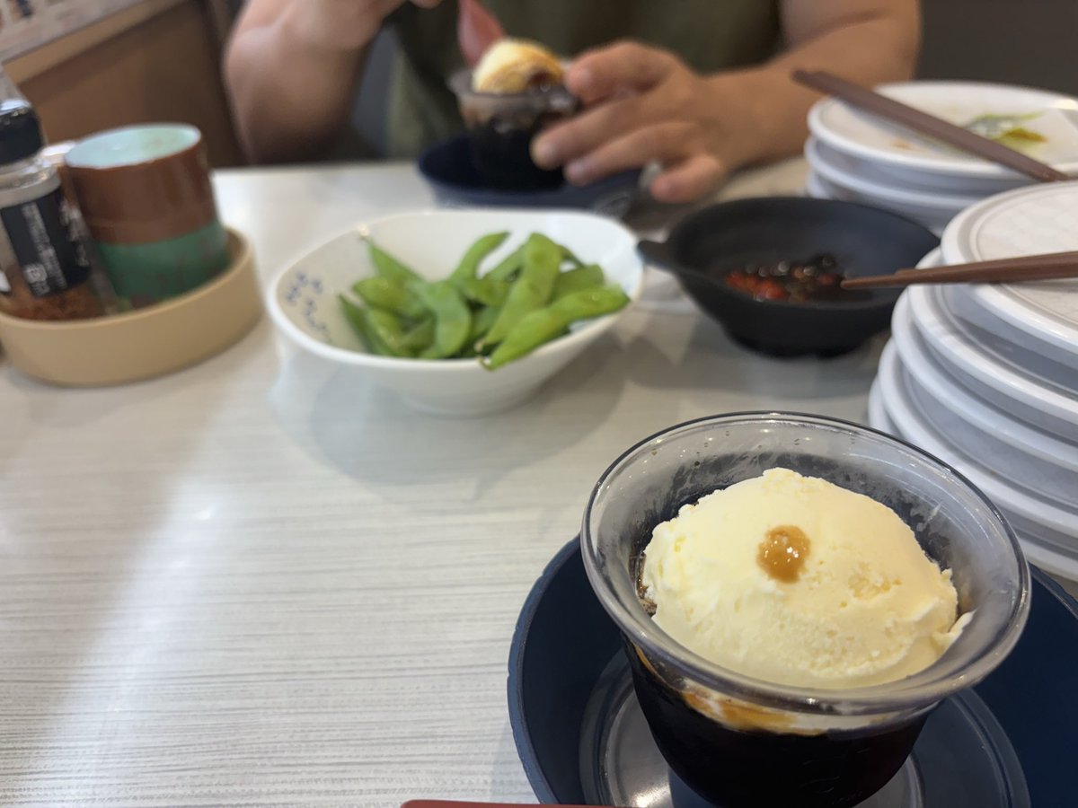 nuuneko's tweet photo. 安定のはま寿司
〆のコーヒーゼリーアイスのせ
#はま寿司 https://t.co/WGuJx253dS