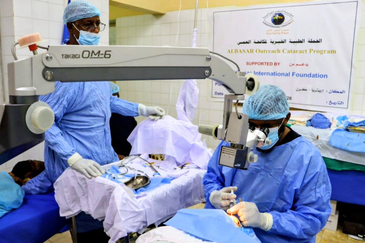 albasarint's tweet photo. في إحدى مدن #إريتريا .. آلاف المرضى وجدوا في حملة #مؤسسة_البصر_العالمية المجانية فرصة لاستعادة نعمة #البصر بفضل الله  عبر الفحوصات والعلاج والعمليات الجراحية والنظارات الطبية، في مشهد يجسد استمرار رسالة المؤسسة في #مكافحة_العمى وخدمة المحتاجين. تعرفوا على تفاصيل الحملة ونتائجها عبر الرابط التالي في موقع المؤسسة:
https://t.co/xuq2cncTcYفي-مدينة-كرن-بإريتريا-حملة-مجانية-لمؤ

 #مؤسسة_البصر_العالمية #لعيون_تبصر_الأمل
#مكافحة_العمى #المياه_البيضاء #طب_وجراحة_العيون  #نصنع_البسمة