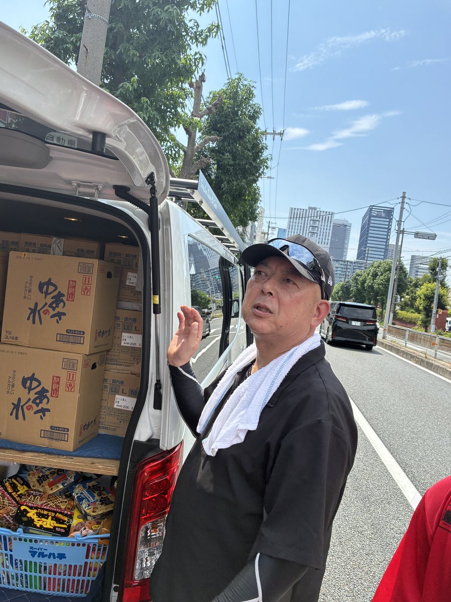osakapro's tweet photo. 本日、リング設営を終えたあと、熊本地震の被災地へお届けする支援物資を、ゼウス社長のお知り合いの方に託すため、お近くのスーパー・マルハチ様、コノミヤ様で飲み物やお菓子、生活必需品を大量に購入しました。

熊本の皆さん、もう少しお待ちください。

大阪プロレススタッフ・山田さんがお届けします！

山田さん、安全運転で！！

#大阪プロレス