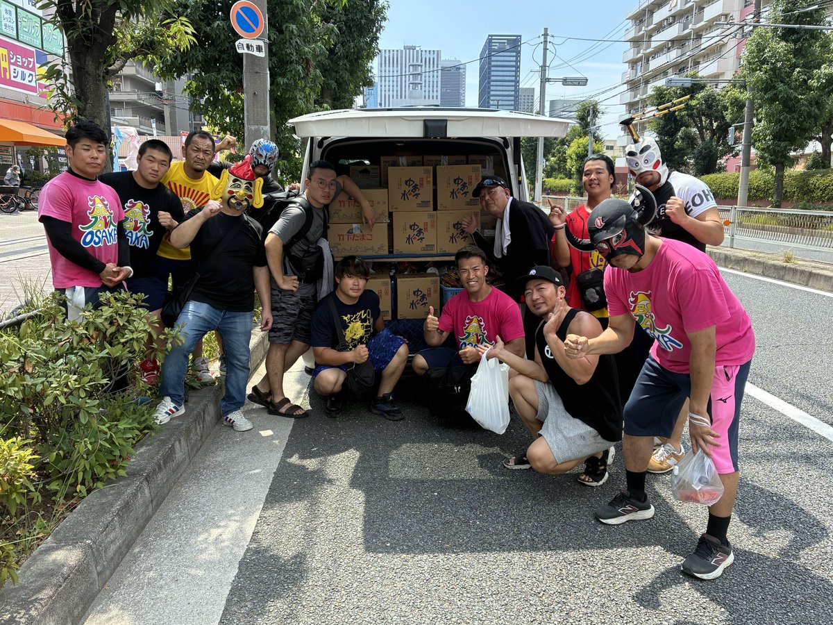 osakapro's tweet photo. 本日、リング設営を終えたあと、熊本地震の被災地へお届けする支援物資を、ゼウス社長のお知り合いの方に託すため、お近くのスーパー・マルハチ様、コノミヤ様で飲み物やお菓子、生活必需品を大量に購入しました。

熊本の皆さん、もう少しお待ちください。

大阪プロレススタッフ・山田さんがお届けします！

山田さん、安全運転で！！

#大阪プロレス