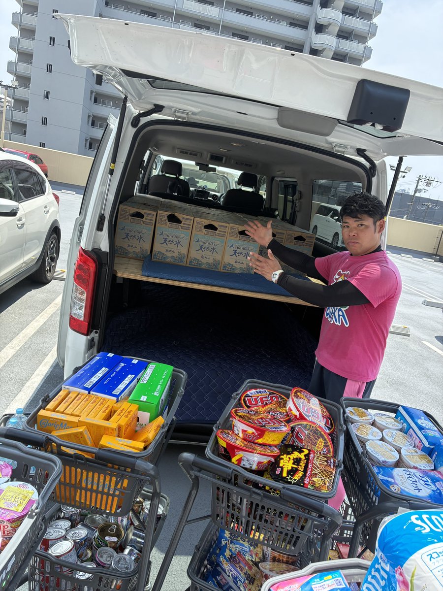 osakapro's tweet photo. 本日、リング設営を終えたあと、熊本地震の被災地へお届けする支援物資を、ゼウス社長のお知り合いの方に託すため、お近くのスーパー・マルハチ様、コノミヤ様で飲み物やお菓子、生活必需品を大量に購入しました。

熊本の皆さん、もう少しお待ちください。

大阪プロレススタッフ・山田さんがお届けします！

山田さん、安全運転で！！

#大阪プロレス