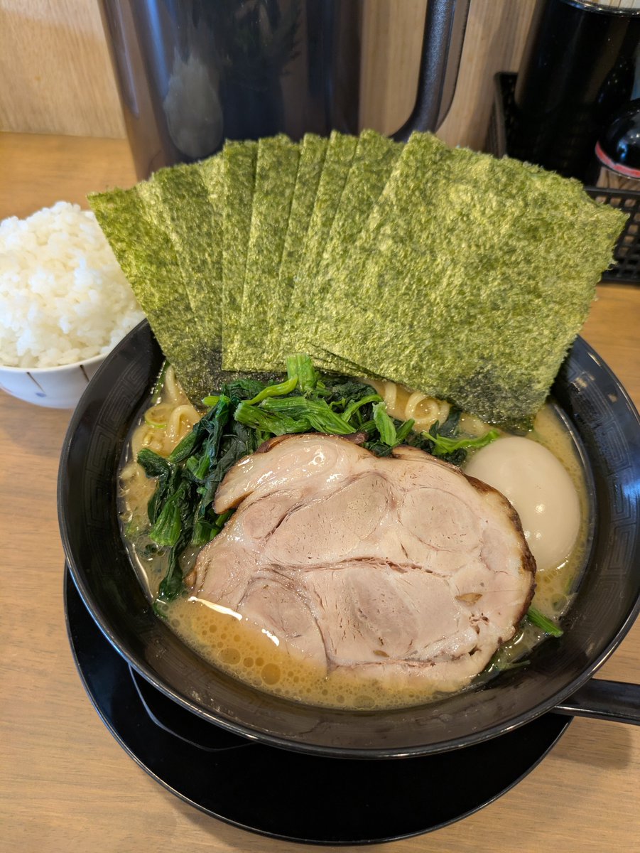 oonohukuiintyo's tweet photo. 【今日のラーメンvol.1326】
らーめん食堂 大義家さんの醤油豚骨らーめん(3種トッピング)＋ライス
堀川六角の大義家さんに初訪問
小窓から強面の店主さんに食券を渡して店内の張り紙を読むと並々ならぬらーめんへのこだわりを感じる🤔
スープは思ったより塩辛くなくマイルド
豆板醤が欲しかったな💦 https://t.co/J4h0m1lElF
