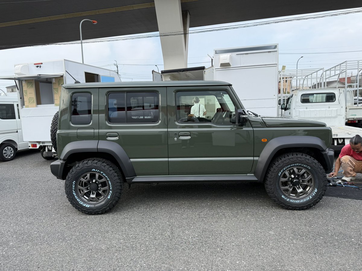 beestage_jp's tweet photo. 今更ですが、ジムニーノマド良い車です　純正そのままでも良いし、少しカスタムしながら乗るのも楽しいですね
タイヤサイズを変更　235\75R15

そう言えば
弊社スズキの副代理店です
キッチンカー以外も承っております

#ジムニー　#ノマド https://t.co/LvrqUfObRt