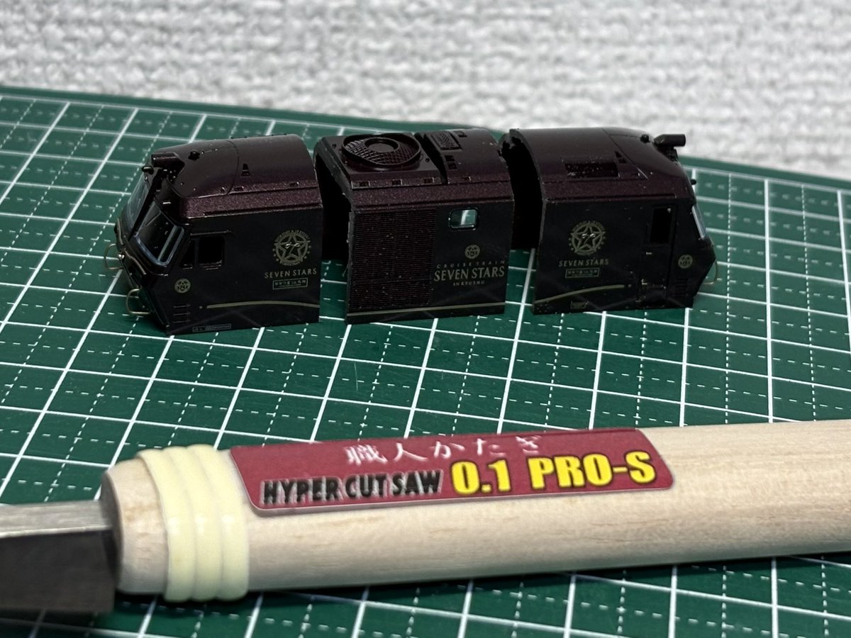 pagos_bucci's tweet photo. ハイパーカットソー、9代目をおろして、DF200-7000（ななつ星牽引機）を作りました🤗
客車は7号車と5号車、いつぞやスティックジャンクで拾ってきたものなので、他の号車も探してみます🤨
リニューアル発売されたから、出回り品多くなる時期かと🤔
#Bトレ https://t.co/VsxTijaVQu