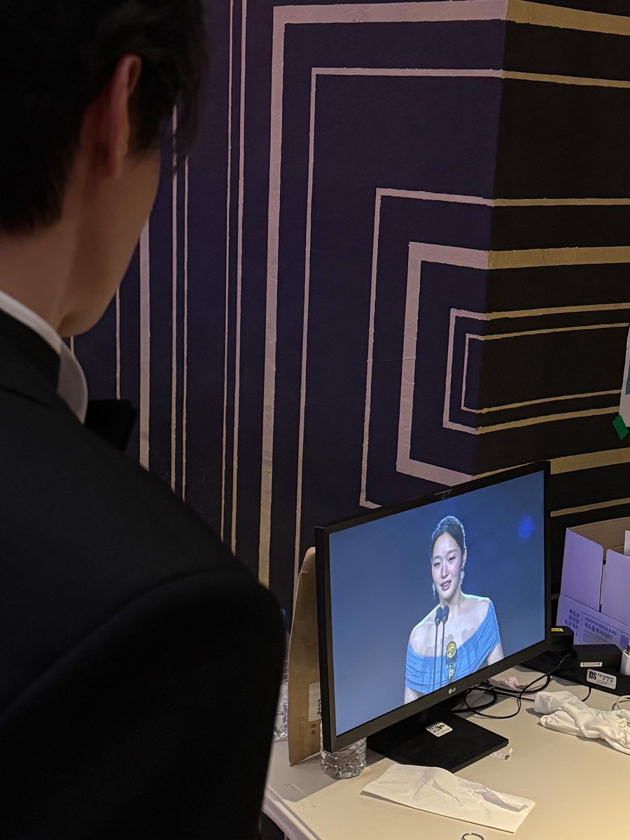 ggonecherie's tweet photo. lee dongwook posted himself watching kim goeun receive her daesang. oh this family!!!!! 😭🩵 https://t.co/3qPfcFyIHG