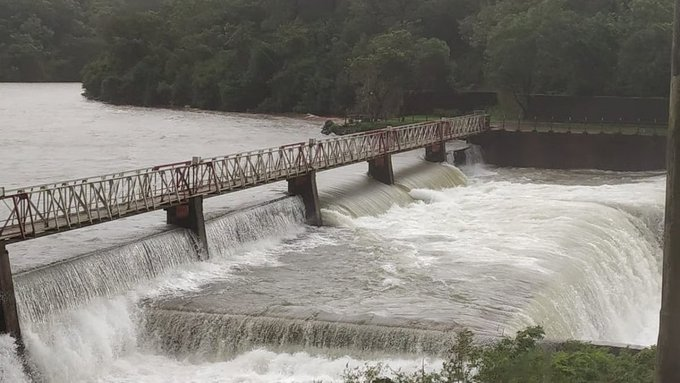 ddsahyadrinews's tweet photo. #KolhapurRain🌧️ कोल्हापूर जिल्ह्यातील राधानगरी धरण १०० टक्के भरले असून स्वयंचलित दोन दरवाजे उघडण्यात आले.
🌊धरणातून सध्या ४,२५६ क्युसेक पाण्याचा विसर्ग सुरू आहे.
🚨सततच्या पावसामुळे जिल्ह्यातील विविध नद्यांवरील ३५ बंधारे पाण्याखाली गेले असून नदीकाठच्या नागरिकांना सतर्क राहण्याचे आवाहन.
#Kolhapur #RadhanagariDam #DamRelease #FloodAlert #HeavyRain