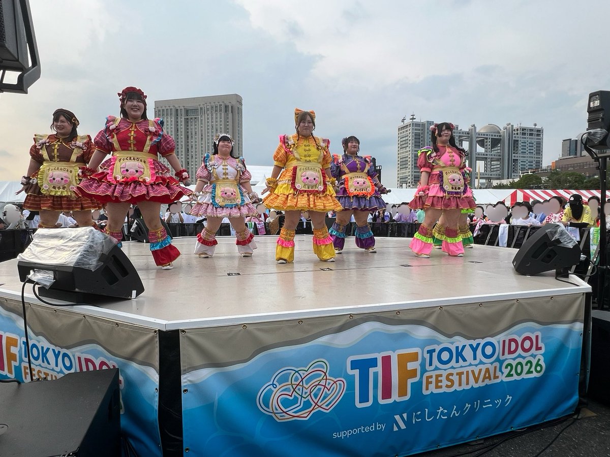 anna18healthy's tweet photo. 雑ですがお客さんのお顔隠したので浮島のお気に入りも🏝️
TIFのロゴとフジテレビが入ってて良い！って思ってたんだけど角度的にぱるてぃが隠れちゃってるのが悔やまれる申し訳ない😭絶対可愛い瞬間なのに😭
#TIF2026
#びっくえんじぇる https://t.co/UlvKTf4TkV