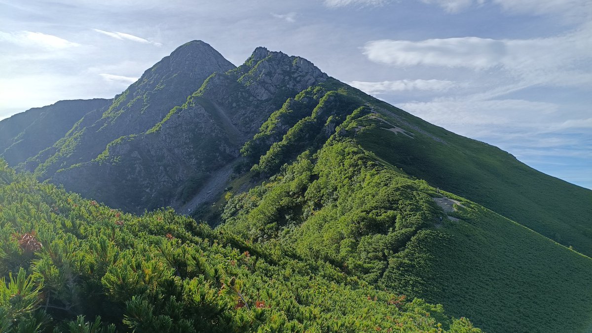 aspenrider's tweet photo. 今日は三伏峠から塩見岳へ。遠くから見ると特徴的なドーム型の山頂は岩場だった。山頂からはさらに仙丈ヶ岳に続く縦走路があるのでそちらに向けて長旅してみたい…。 https://t.co/5LfYbL9hTi