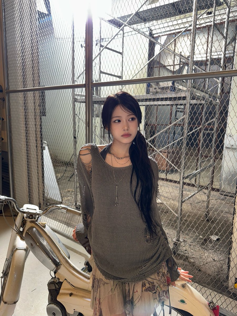 xresint's tweet photo. 이 사진 유독 어른여자같이 나왔고 나는 무력하게 제발 그만 크라고 할 수 밖에 없어 https://t.co/iJUQM6Ad0F