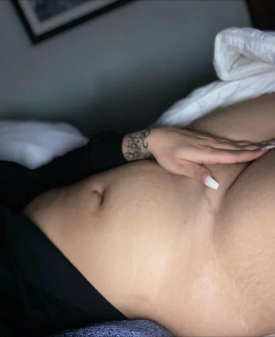 LounaEmmana's tweet photo. Pour bien commencer la journée, version nude en commentaire ( je ne plaisante pas) https://t.co/FuzQNXThds