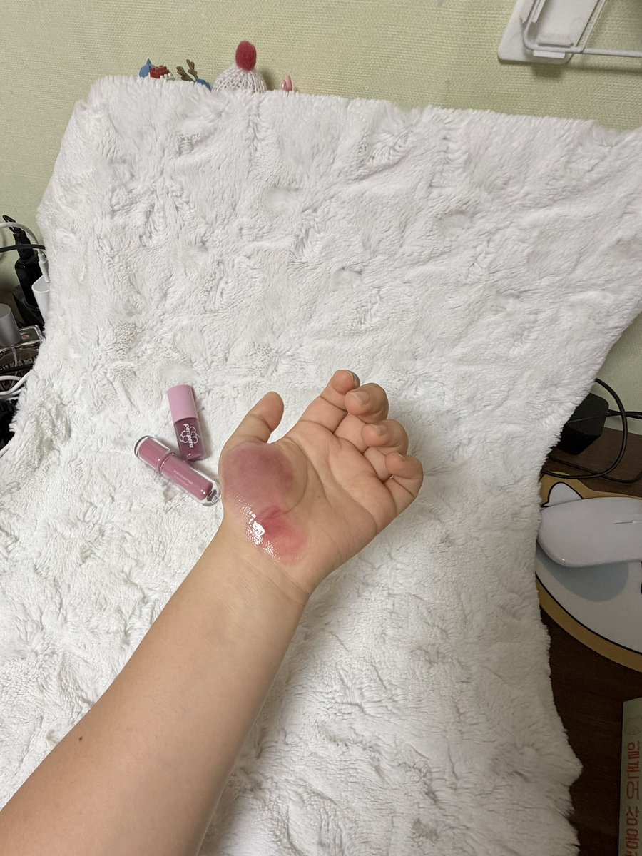 syluvu_'s tweet photo. 발색 찍을 때 다들 어때요 저는 노트북에 배경 깔아놓고 미니 스튜디오 만들기 https://t.co/624qF1opxL