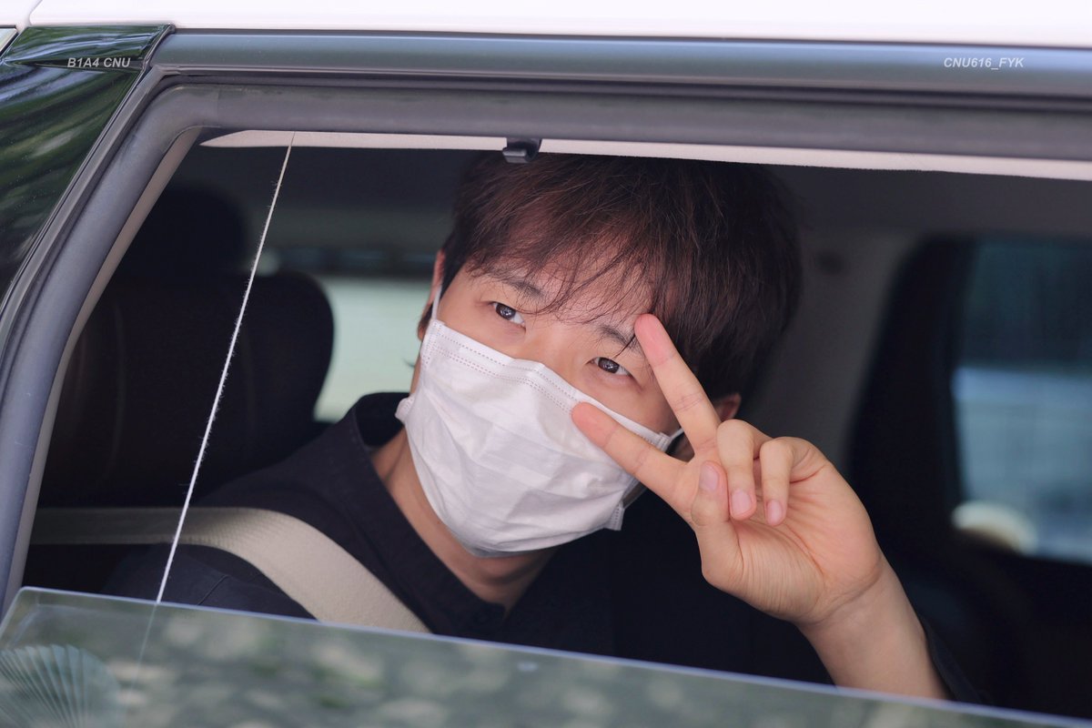 CNU616_FYK's tweet photo. 260801 B1A4 15주년 D-DAY 콘서트 출근
#B1A4 #비원에이포 #신우 #산들 https://t.co/D8WmM48foP