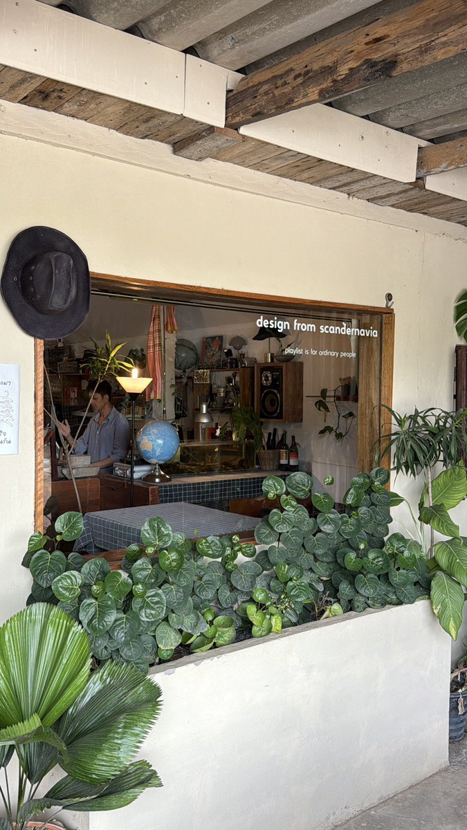 CAFETELLER's tweet photo. เขาใหญ่รอบนี้ตั้งใจแวะร้านนี้ให้ได้ พอได้ไปแล้วคือชุบชูใจสุด ครอบครัวทำร้านกันเอง คุณตาสร้าง หลานทำกาแฟขาย คุณพ่อคุณแม่ทำกะหรี่ปั๊บ มู้ดคือโฮมมี่ ต้นไม้นิด ภาพวาดหน่อย แสงธรรมชาติแซม ละมุนสุด

ร้าน Hey Jude เจ้าของร้านชื่อจู๊ด พ่อชอบ The beatles เลยตั้งให้ คิ้วท์มากกก 🫶🏻🪴☕️🤠 https://t.co/dvRnP8csOM