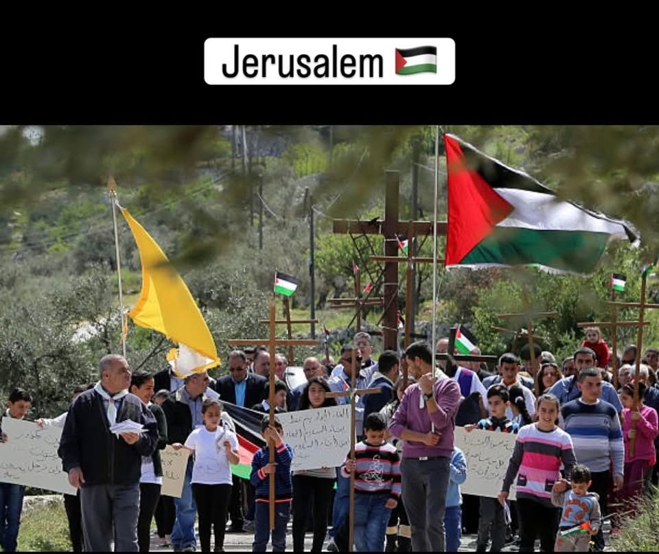 EniorJimenez's tweet photo. Las únicas personas con las que los cristianos occidentales tienen una deuda moral en tierra santa son los cristianos palestinos. Ellos son verdaderos semitas (a diferencia de los asquenazíes) y descendientes de los antiguos judaitas que abrazaron la fe cristiana; son los primeros cristianos. No les debemos absolutamente nada a los judíos modernos blasfemos que matan a estos hermanos y hermanas en la fe por deporte y para apoderarse de sus tierras.