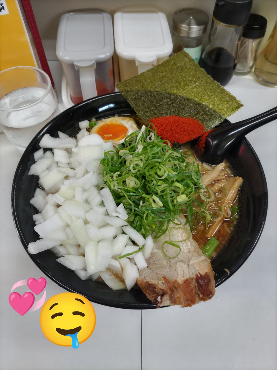 YukiMagnum's tweet photo. 背脂チャッチャ系ラーメン・龍ちゃん🍜🐉

圭佑ラーメン
・中盛り
・辛さレベル:スーパーフェザー級
T:🧅増し

久しぶりに龍ちゃんへ🤗
5月に行われた松本圭佑選手の勝利祝いと次の試合への応援の意を込めて圭佑ラーメンをいただきます😋👍

『一期一会のその一杯に感謝🙏🍜』

#ラーメン
#龍ちゃん
#松本圭佑
#ボクシング
#港南台
#京浜東北・根岸線