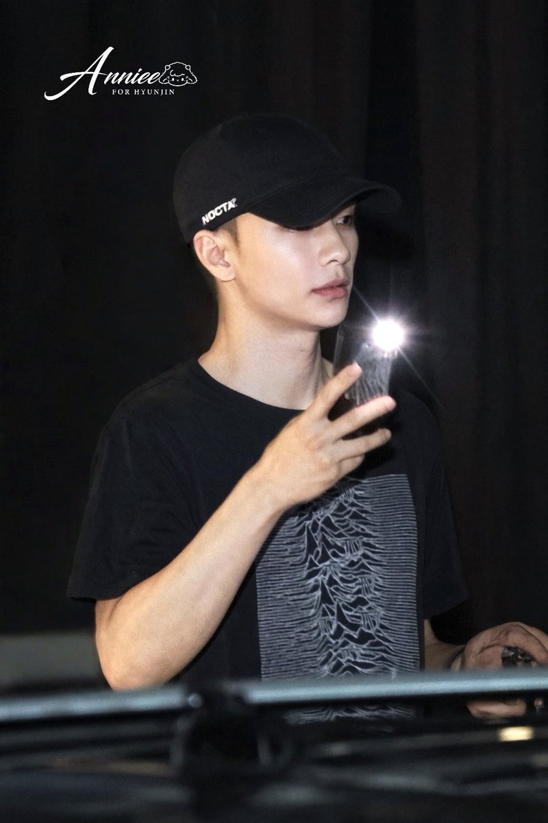 Anniee_forHJ's tweet photo. 260729 Run It D3 퇴근.

#Hyunjin #黄铉辰 #현진 #Straykids #스트레이키즈 #ヒョンジン https://t.co/sCWsxyavF8